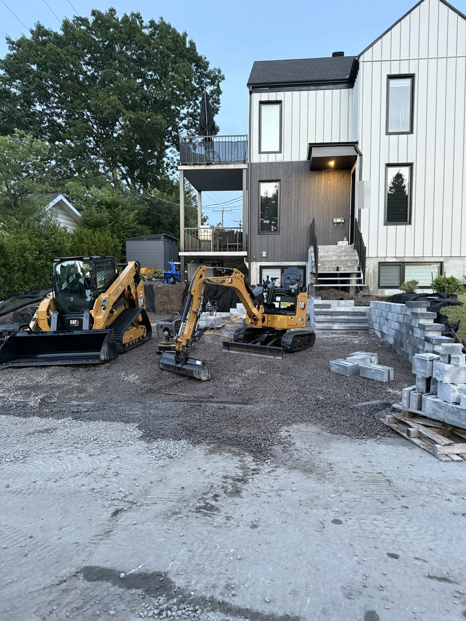 Avant : préparation du terrain, machinerie devant la maison