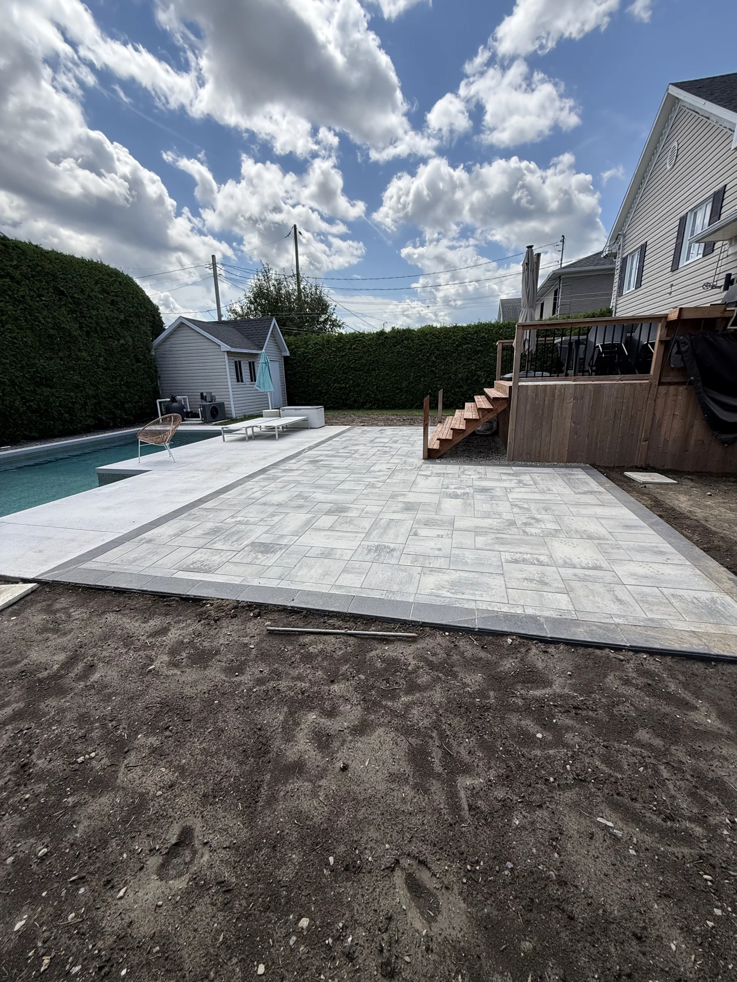 Terrasse en dalles près de la piscine